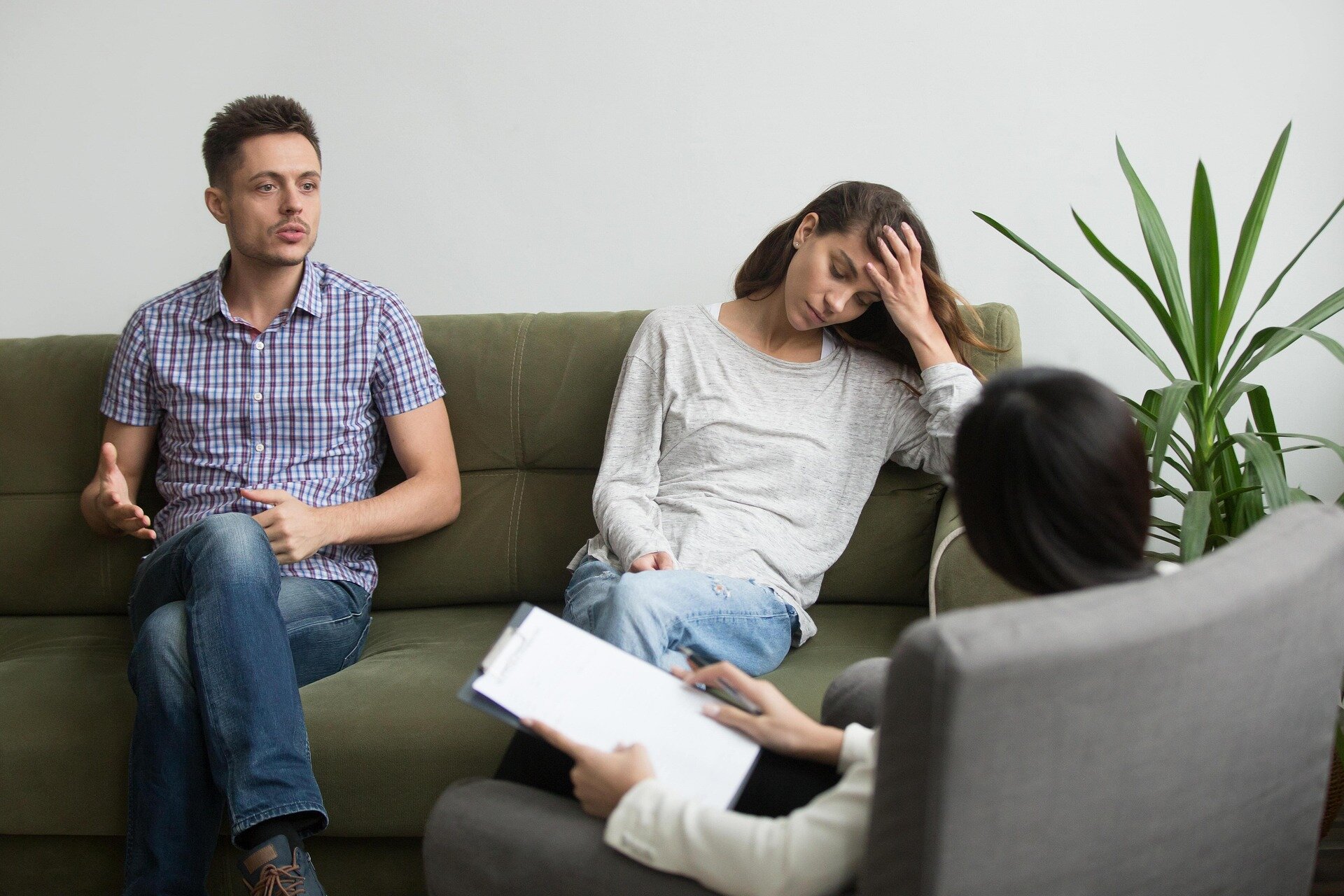 A Couple On A Green Couch Speak With A Counselor | Dr. Taji Huang Phd A Couple On A Green Couch Speak With A Counselor
